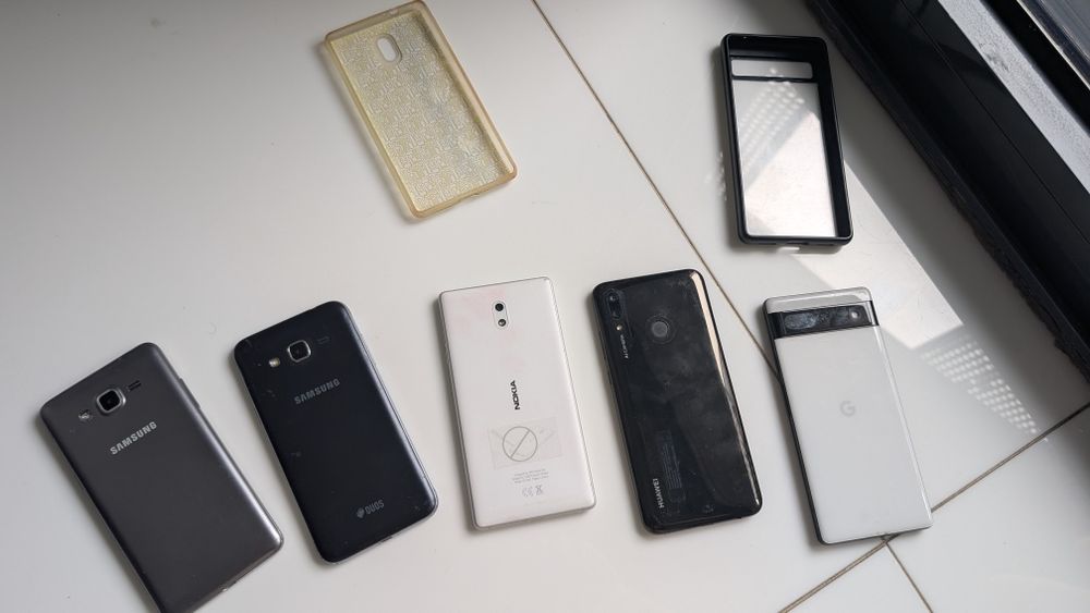 5 telemóveis em funcionamento para desocupar