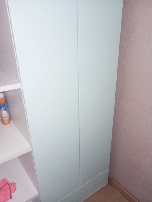 Beliche IKEA com secretária e roupeiro.