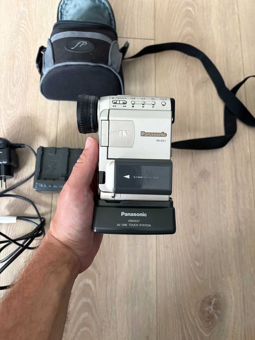 Kamera retro MiniDV Panasonic NV-EX1 + stacja, ładowarka, obiektyw Wide, torba