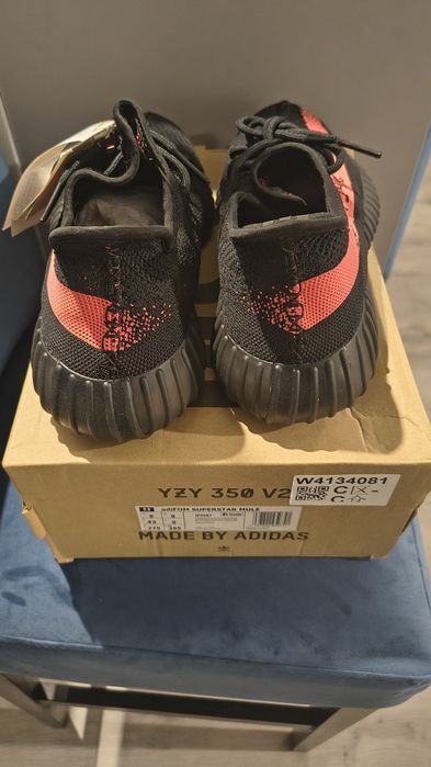 yeezy 350 v2 red stripe