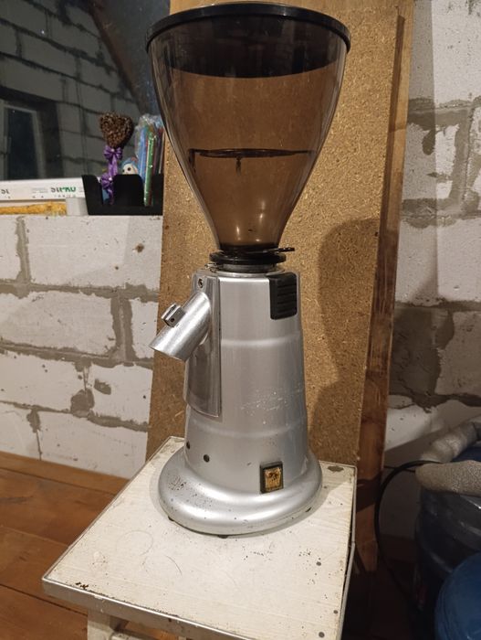 Однопостова кавомашина SAB з кавомолкою MACAP