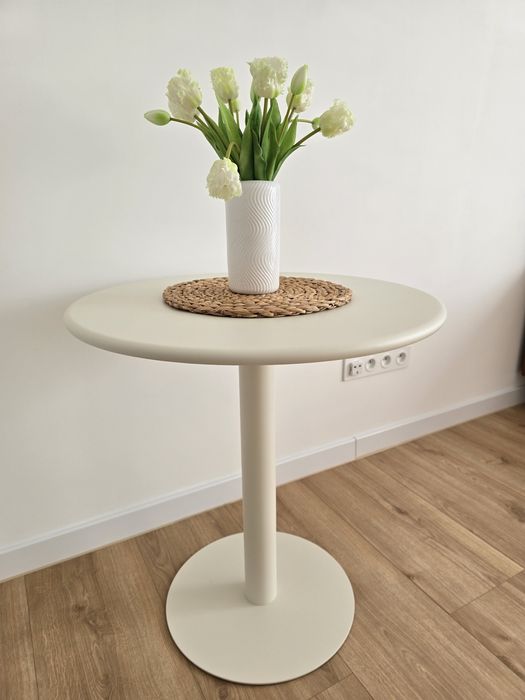 Okrągły, metalowy stolik.