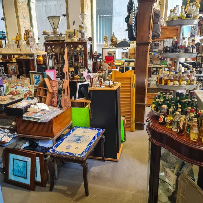 Mesa Madeira Tampo Azulejo Pintado à Mão – Mário Emílio 1968