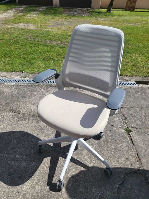 Steelcase Series 1 Ergonomiczne krzesło biurowe z regulacją wysokości