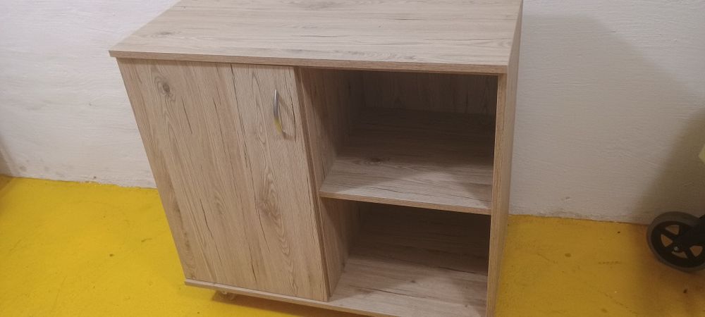 Szafka na kółkach wyk. przez stolarza