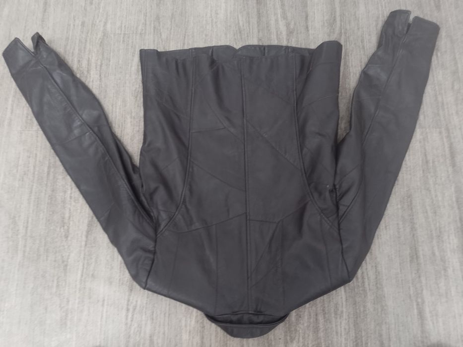 Sprzedam damską skórzaną marynarkę rozmiar M.