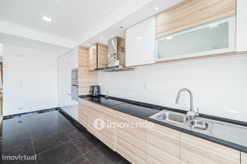 Apartamento T2 luminoso, totalmente remodelado, em Corroios