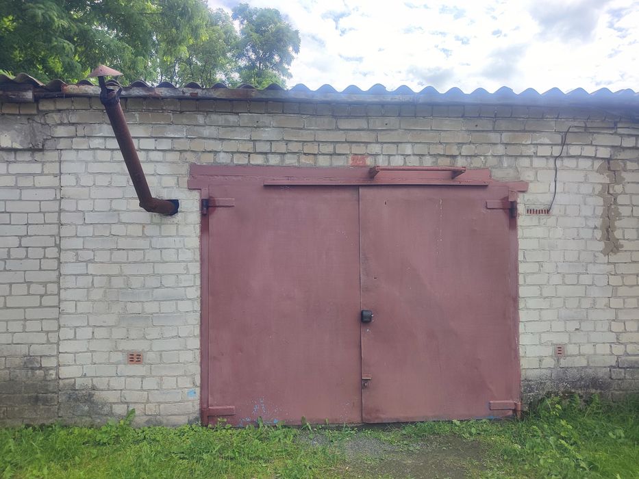 Гараж біля автостанції