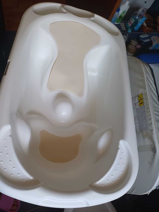 Banheira com muda fraldas muito seguro