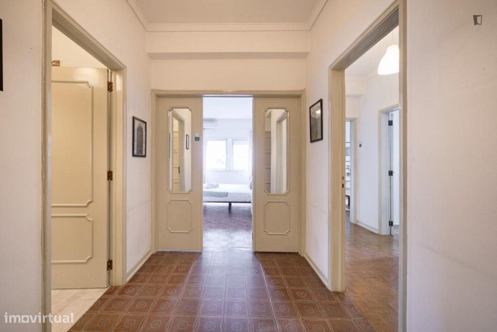 Quarto - localizado em Roma-Areeiro Lisbon