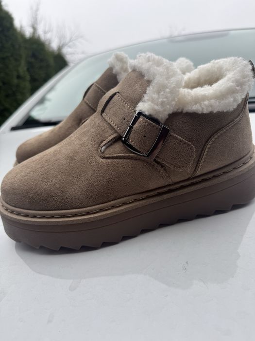 Коротенькі натуральні уггі