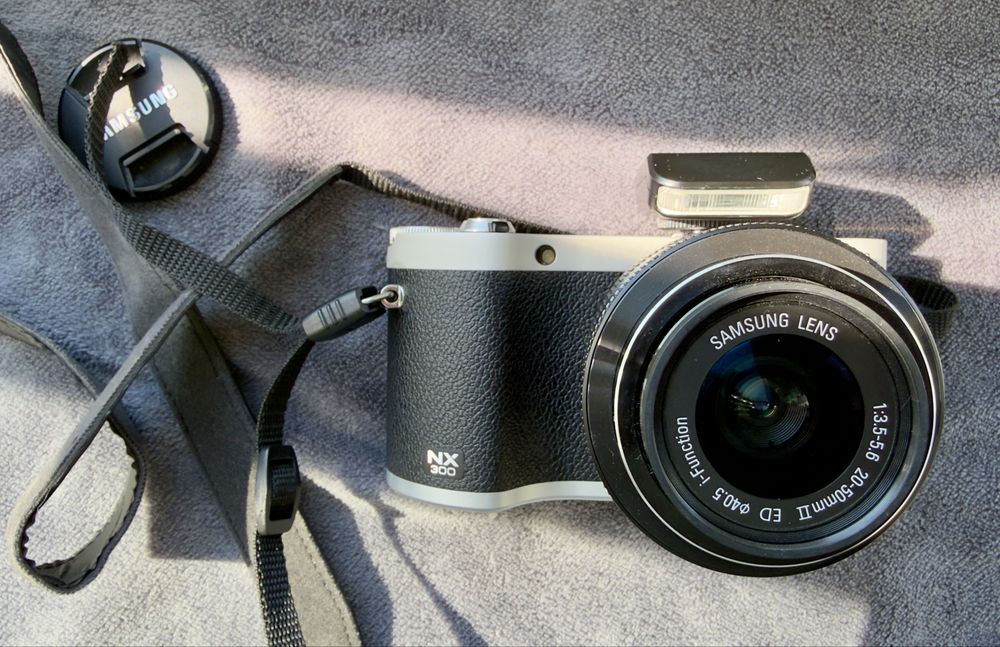 Бездзеркальна фотокамера Samsung NX300 + об'єктив 20-50mm II, модуль спалаху