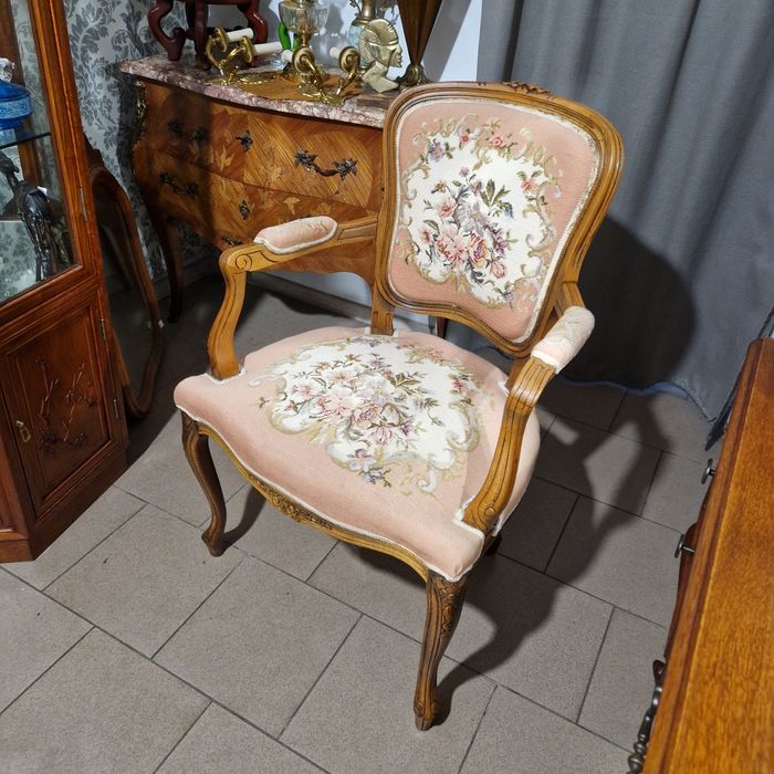 Piękny fotelik w stylu ludwikowskim