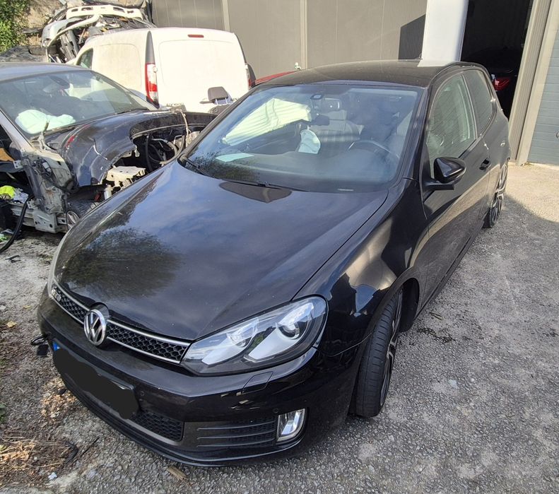 VW Golf GTD - 3 portas - batido roda traseira