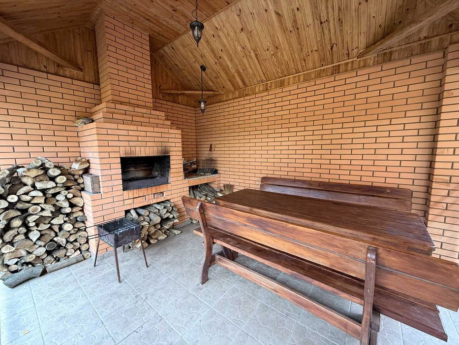 Продаж цегляного двоповерхового будинку 128 м2 з банею.