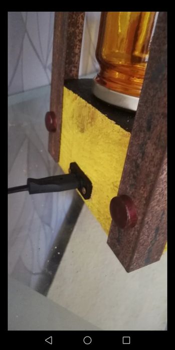 Candeeiros coloridos em madeira e ferro