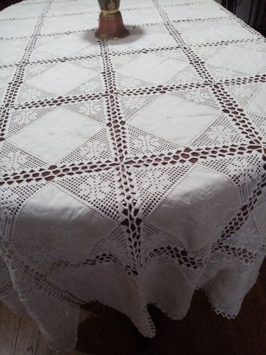 Toalha de mesa croché e linho