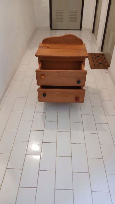Mesa de cabeceira em madeira do gato preto.