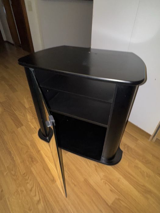 Móvel TV Preto com Porta de Vidro e Prateleiras – Bom Estado