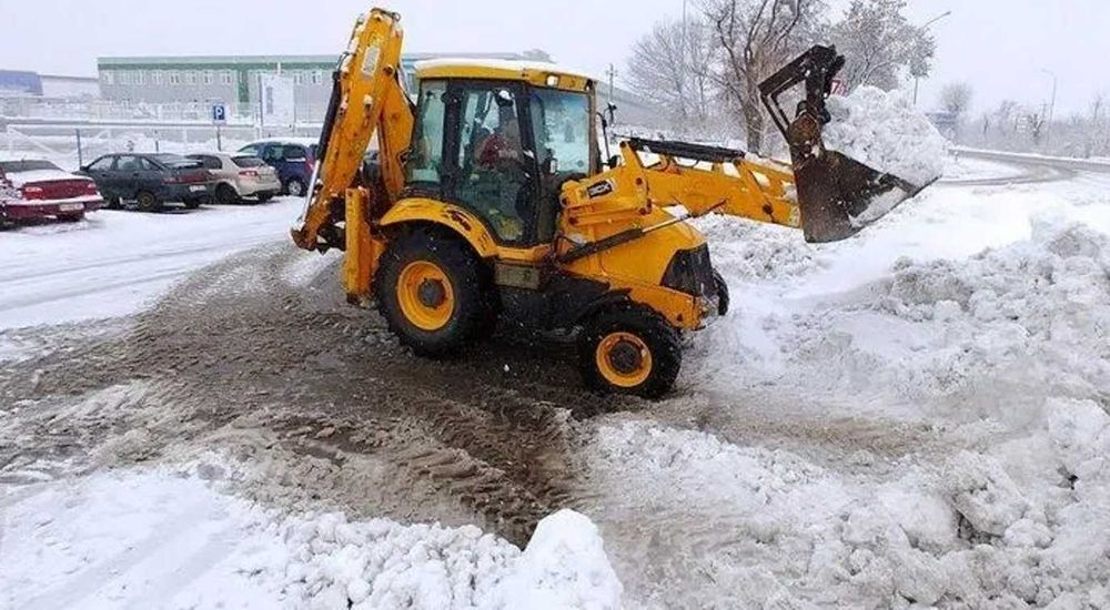 Уборка снега ЭКСКАВАТОР расчистка /  Трактор + КАМАЗ / Вывоз Снега