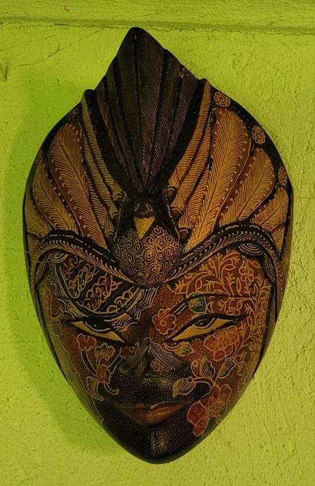 Ręcznie rzeźbiona maska z drewna z Bali