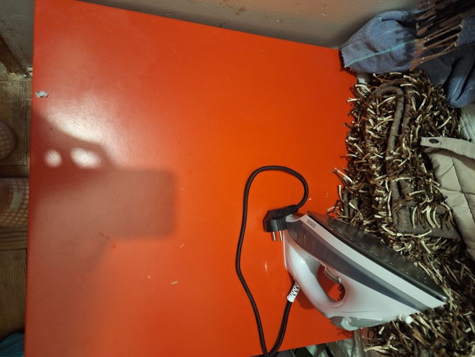 Impressora hp e mesa vermelha