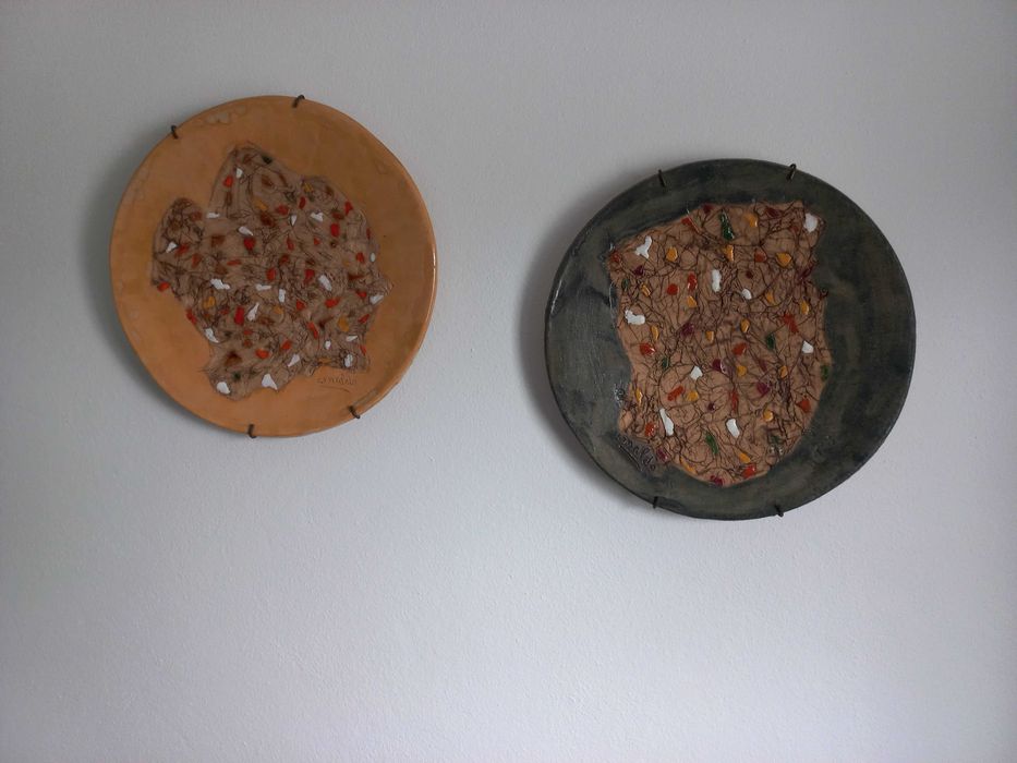 Pratos decorativos artesanais em cerâmica