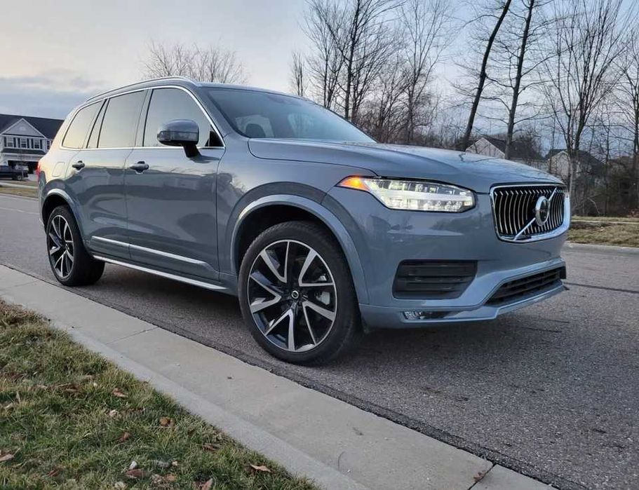 2022 Volvo XC90 T6 AWD Momentum