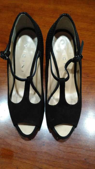 Sapato preto com lantejoulas, tam 37
