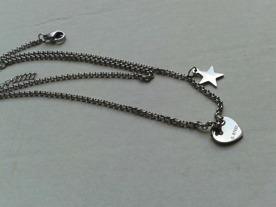 Pulseira de Pé em Aço com Coração e Estrela Usada