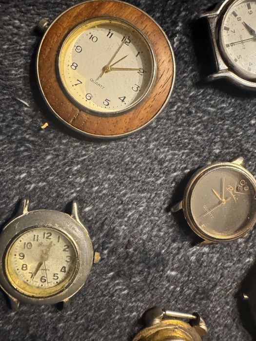 Zestaw 12 zegarków na rękę oraz dwie