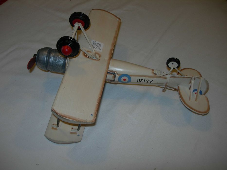 Avião de chapa. Brinquedo artesanal .