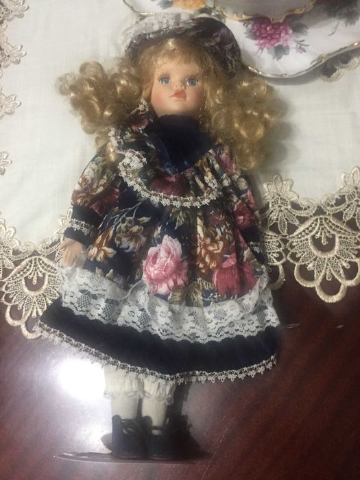 Boneca de porcelana estilo vitoriano