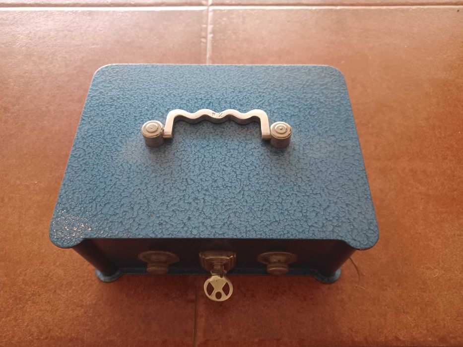 Cofre pequeno de cor azul, como novo