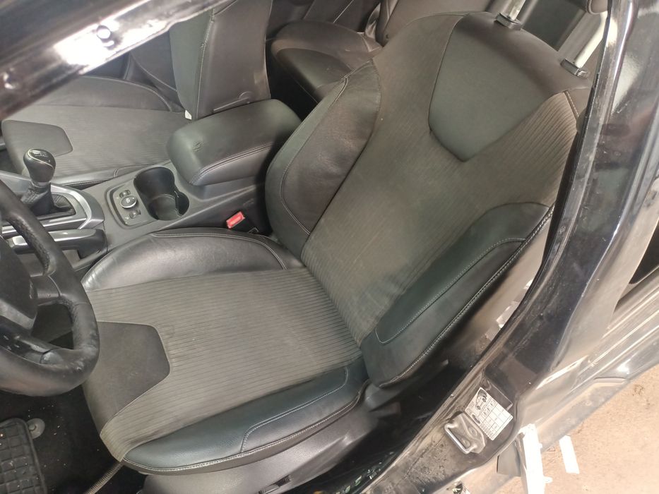 Fotele pół skóry + boczki  Ford Focus mk3 Hatchback kombi Podgrzewane Europa