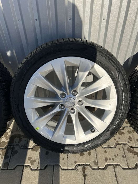 Диски/шини/ комлект до Tesla