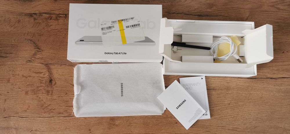 Tablet Samsung Galaxy Tab A7 Lite 32 GB LTE Srebrny.  Etui / Szybka