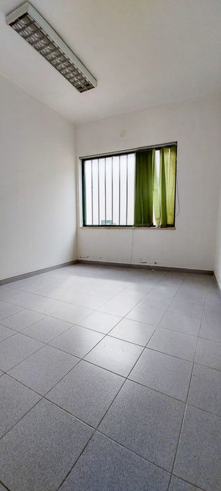 Arrendamento de espaço comercial na Travessa do Calvário