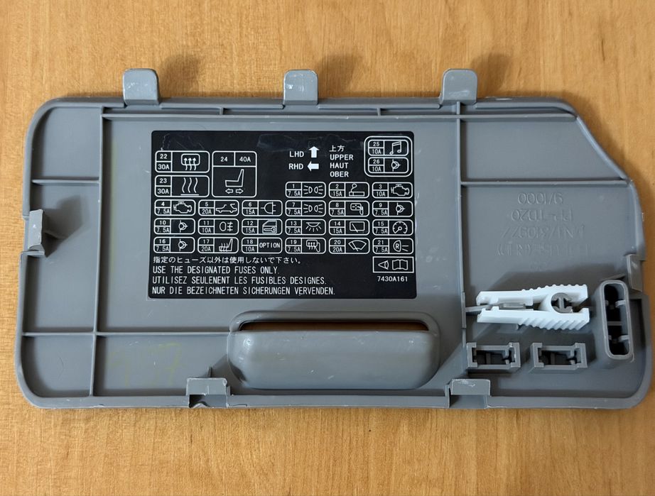 Кнопка  Mitsubishi L200. Деталі салону Mitsubishi L200