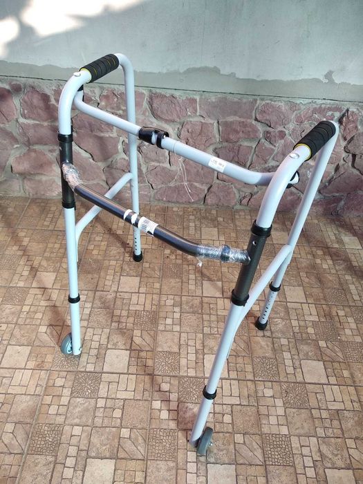 ходунки новые, с колёсами, складные