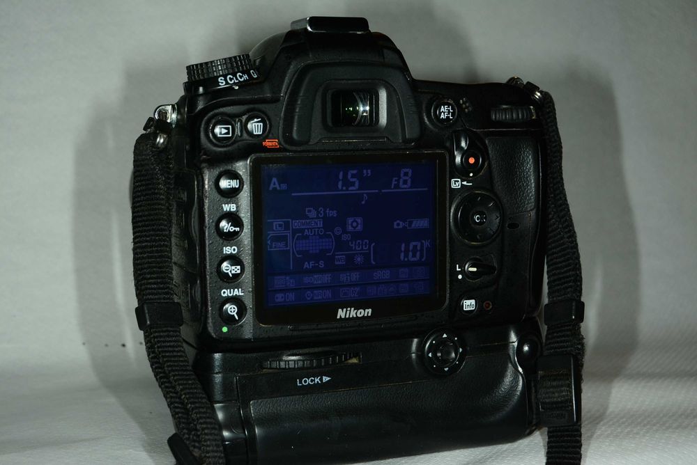 Nikon D7000 + AF-s Nikkor 18-70 + Grip
