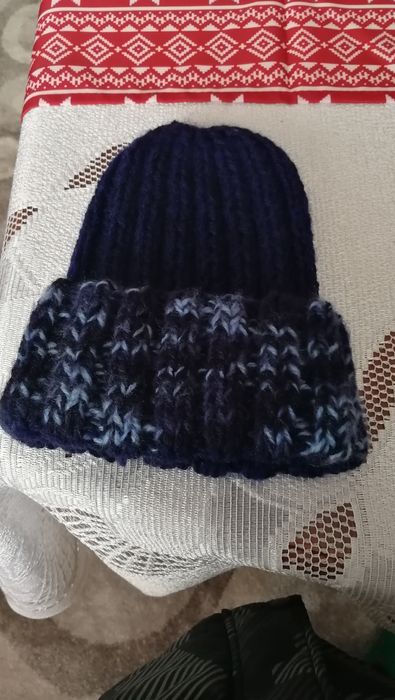Granatowa czapka z wełny