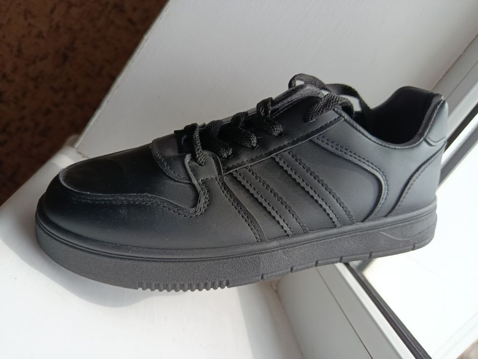 Жіночі кросівки.