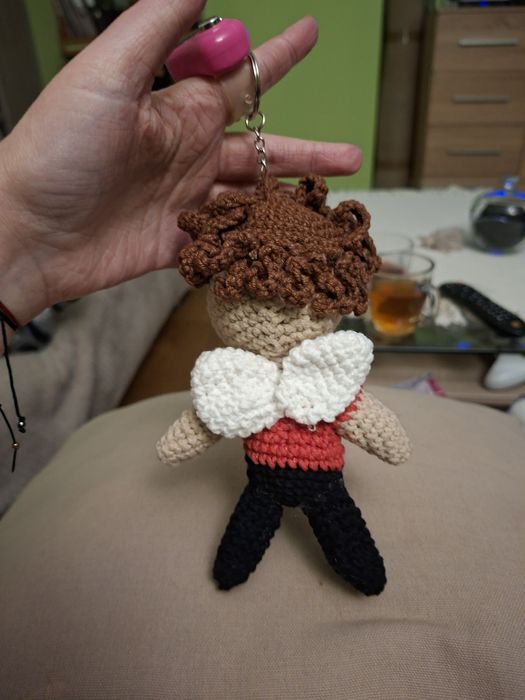 Ręcznie wykonany breloczek Li – 15 cm, One Direction, amigurumi