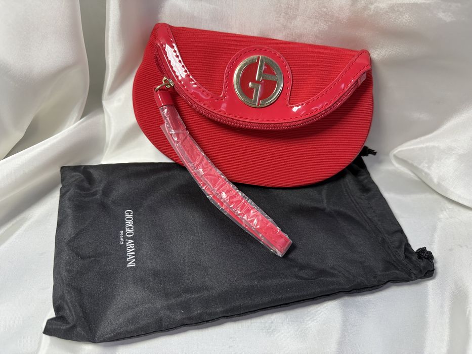 Червона косметичка Armani