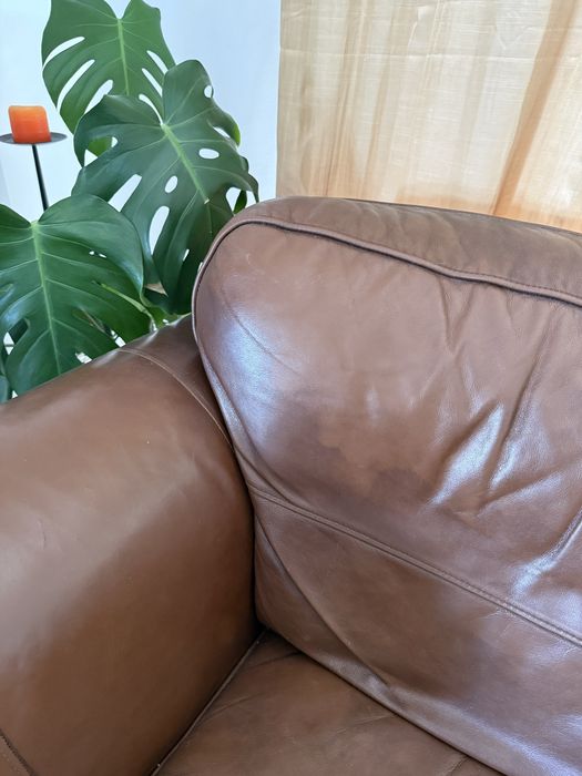 Sofá 2 lugares em pele castanho escuro