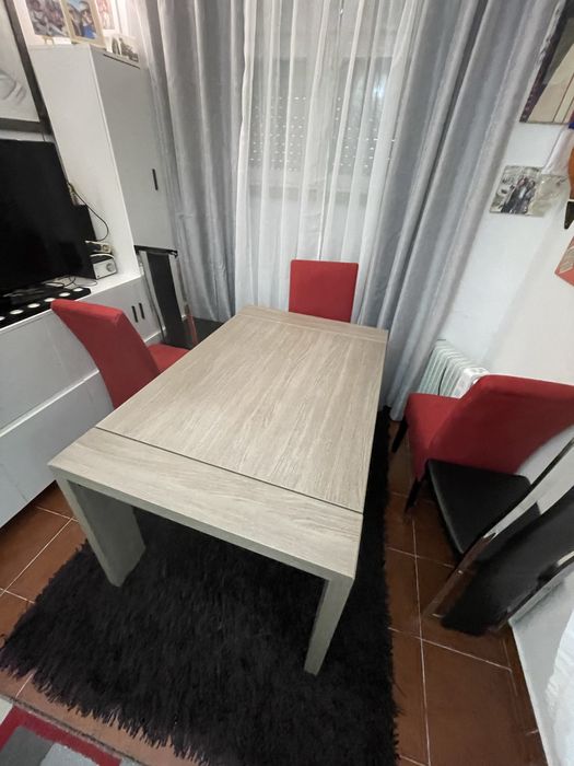 Mesa de sala em madeira extensivel