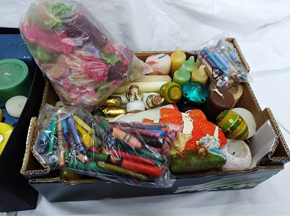 Velas e restos de velas.