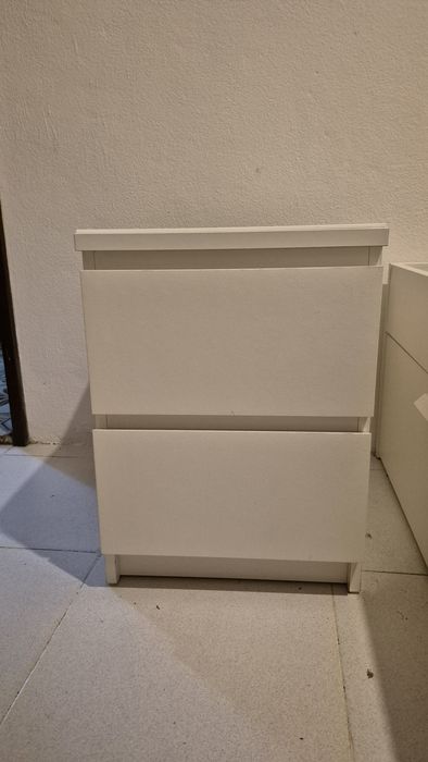 Comoda e mesinha de cabeceira brancas