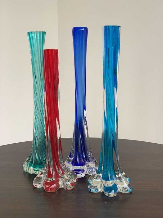 Різнокольорові скляні вази в стилі арт деко